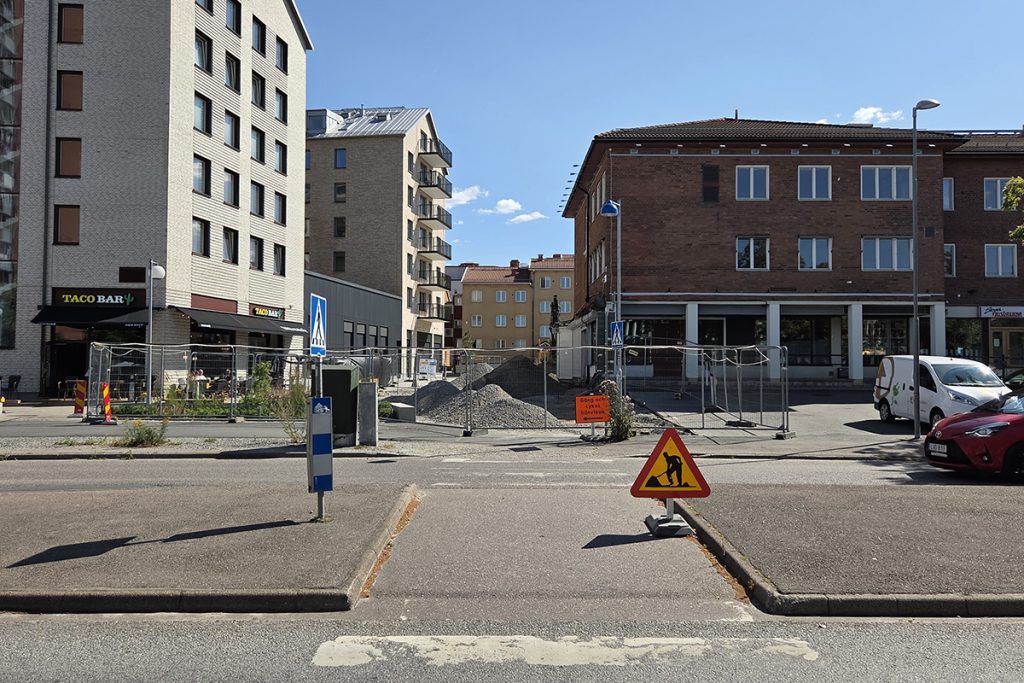 Övergångsstället över Stationsgatan ska leda besökare direkt in mot Sätuna torg. Det skapar en tydligare koppling mellan gatan och torgets nya utformning.