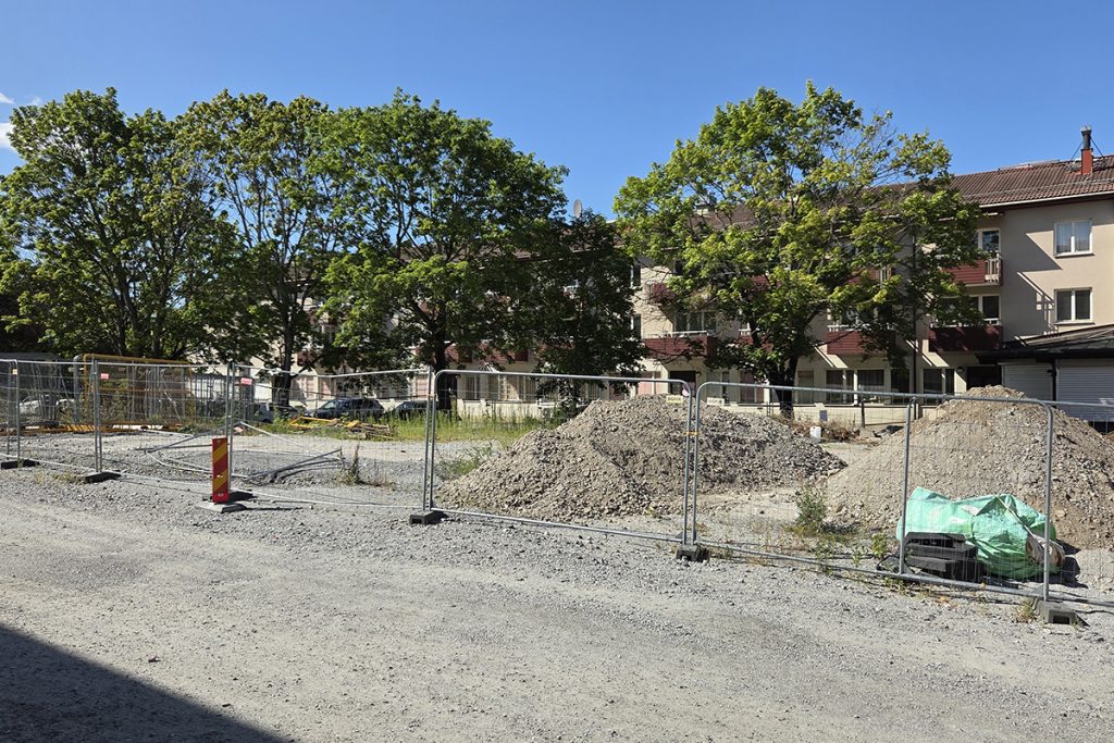 Som en del av upprustningen längs Diagonalen anläggs fem fickparkeringar utmed vägen, varav en tillgänglighetsanpassad plats. Parkeringarna integreras i den nya utformningen av området.