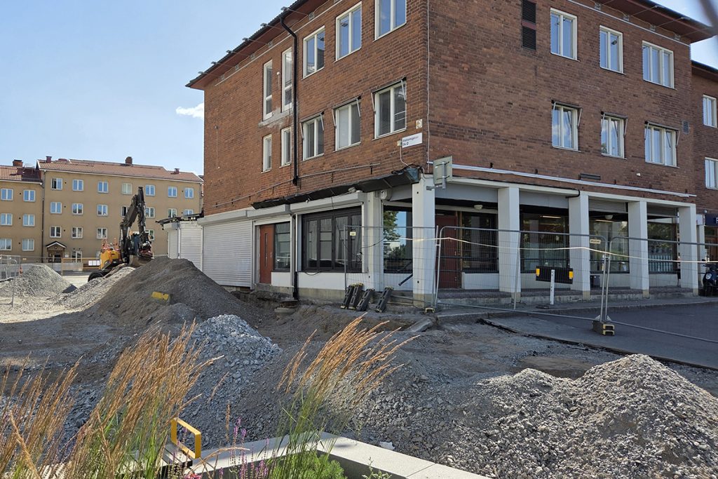 För att skapa en bättre koppling mellan huset på Stationsgatan 3 och torget anläggs en stödmur cirka två meter från husgaveln. En trappa leder ner mot Sätuna torg och binder samman nivåskillnaden på ett naturligt sätt.