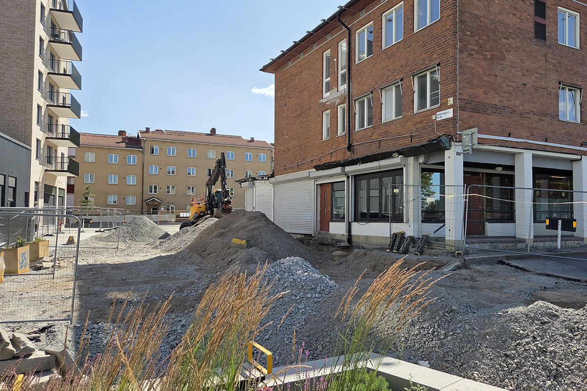 En yta som har grushögar och en grävmaskin