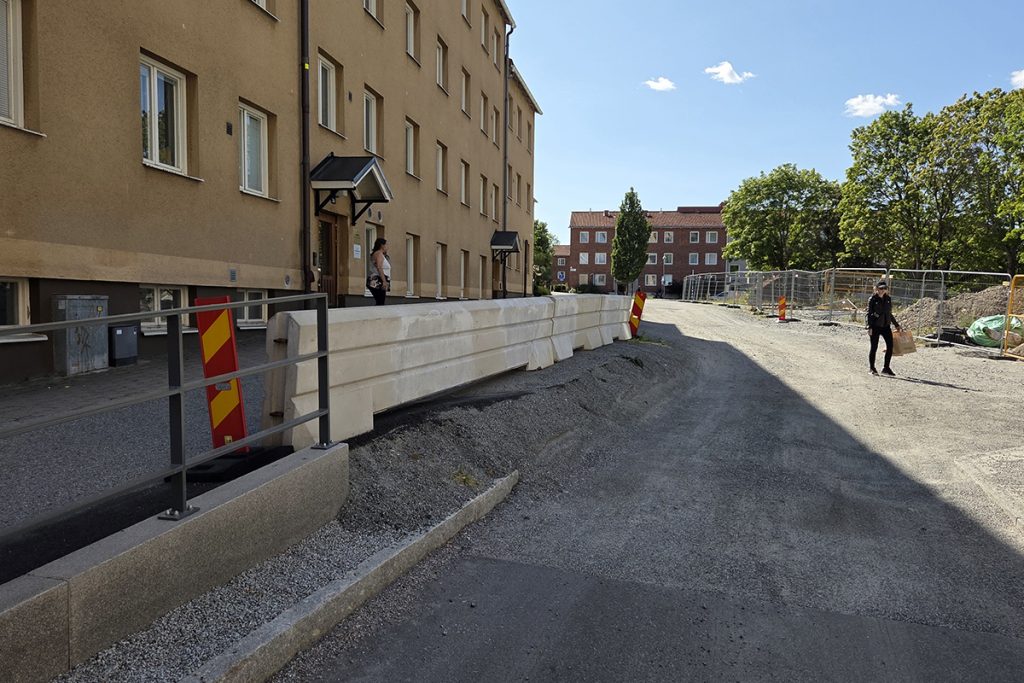 Vägen längs med Diagonalen rustas upp med en ny stödmur mellan vägen och husen. Innanför muren skapas planteringar som bidrar till en grönare och mer trivsam miljö.
