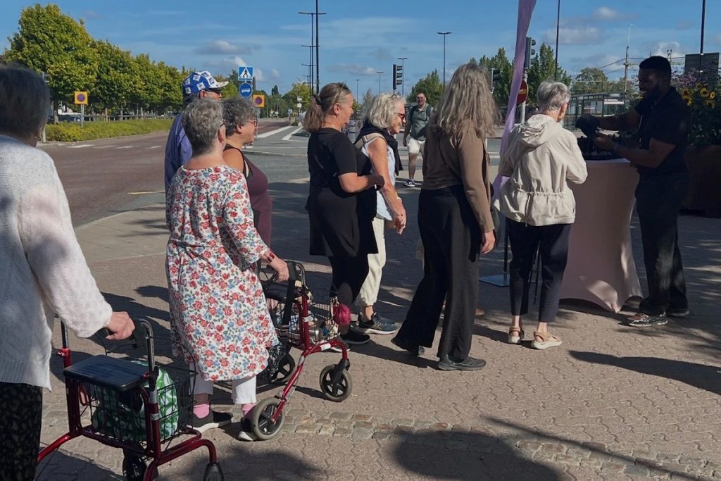 Kön ringlade lång efter vattenflaskorna