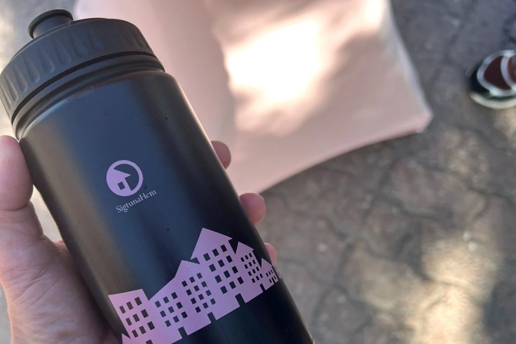 Fina vattenflaskor med logga och hus delades ut