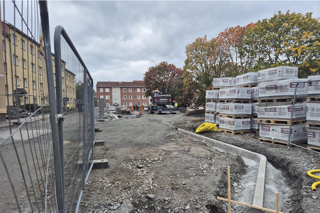 Här anläggs en ny väg och nya parkeringar på Diagonalen, med utfart mot Södergatan.