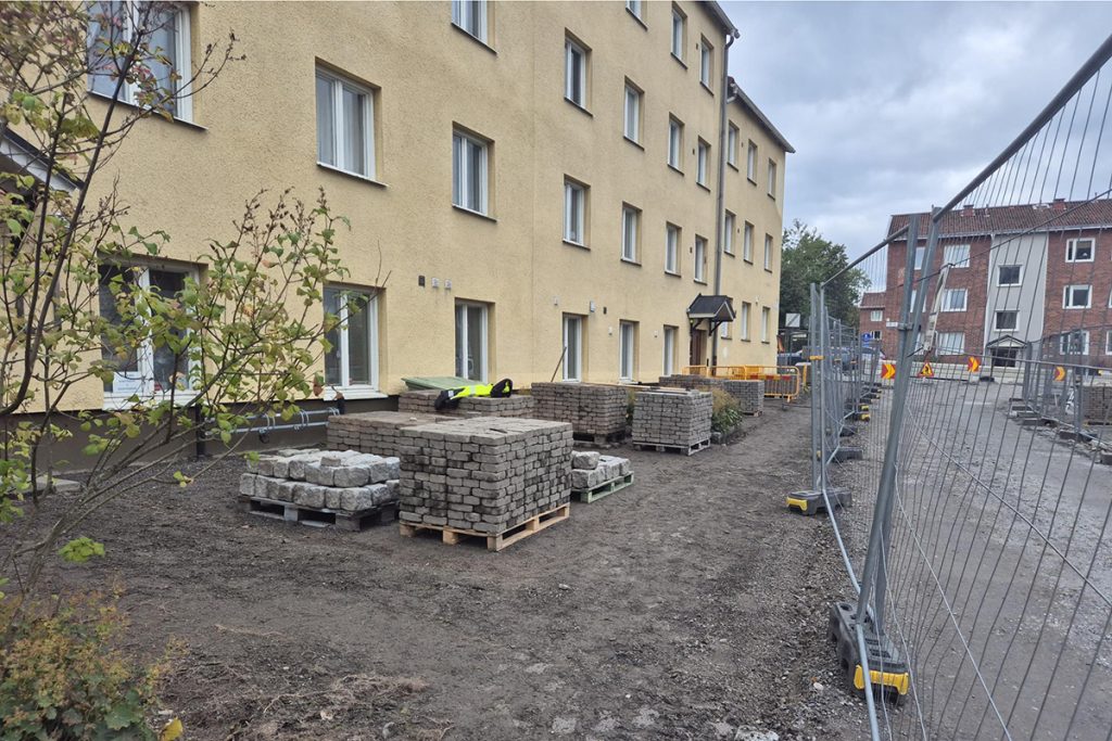 Plattorna utanför entréerna på Diagonalen läggs om.