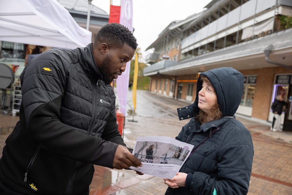 Jonathan Kumi från SigtunaHem samtalar med Rangin som vet hur det är att leva i ett land i krig