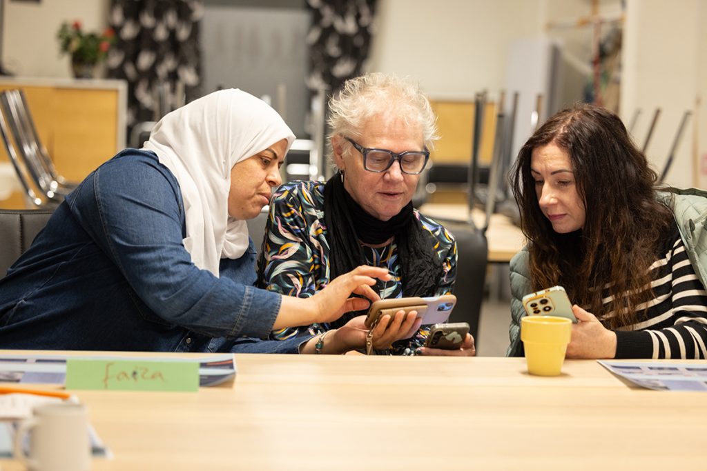 Kiki Salam Kautonen från Hyresgästföreningen tillsammans med några deltagare