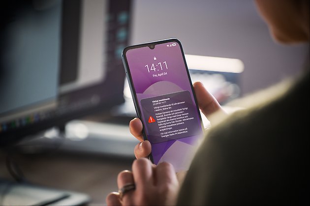 Någon som håller i en mobiltelefon
