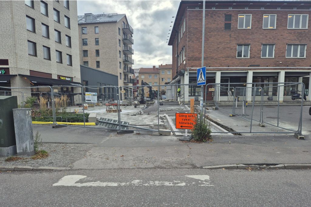 VId övergångsstället på Stationsgatan kan man blicka in mot Sätuna torg.