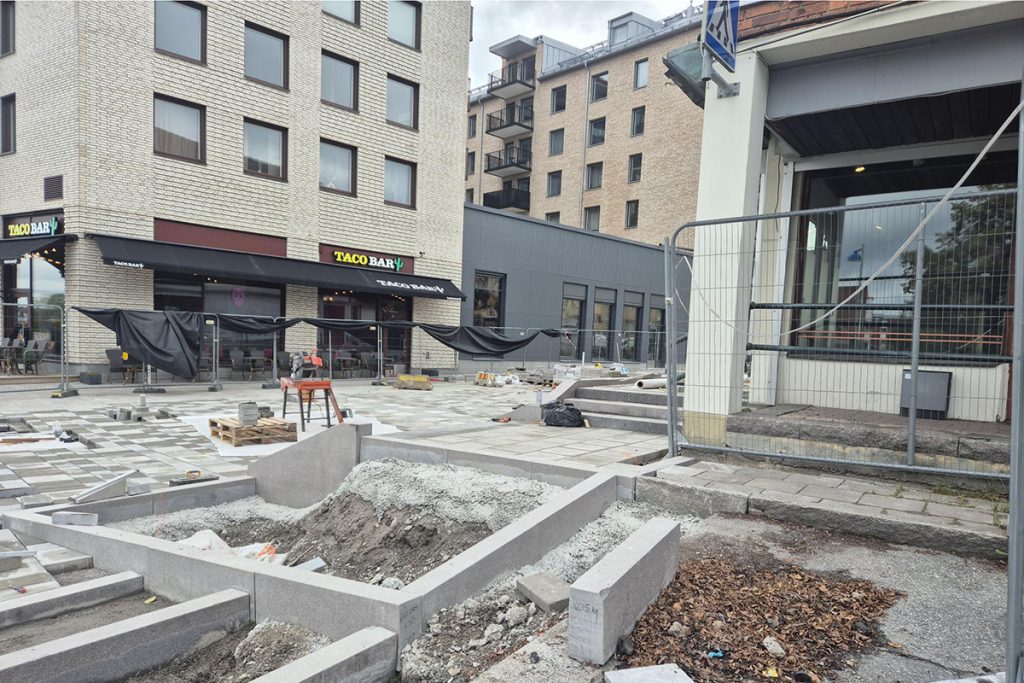 Vy från parkeringen vid Stationsgatan 3 mot Sätuna torg