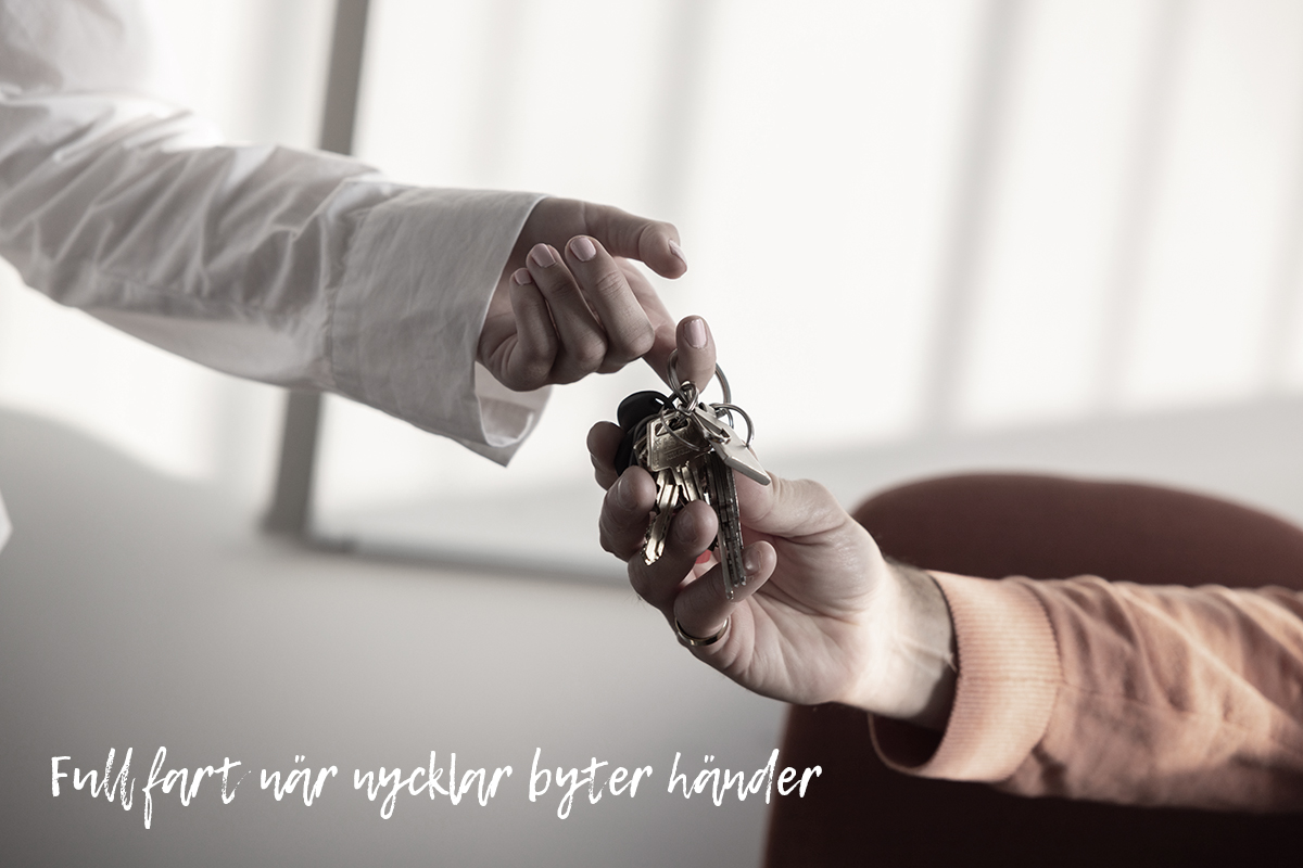 Händer som håller i nycklar