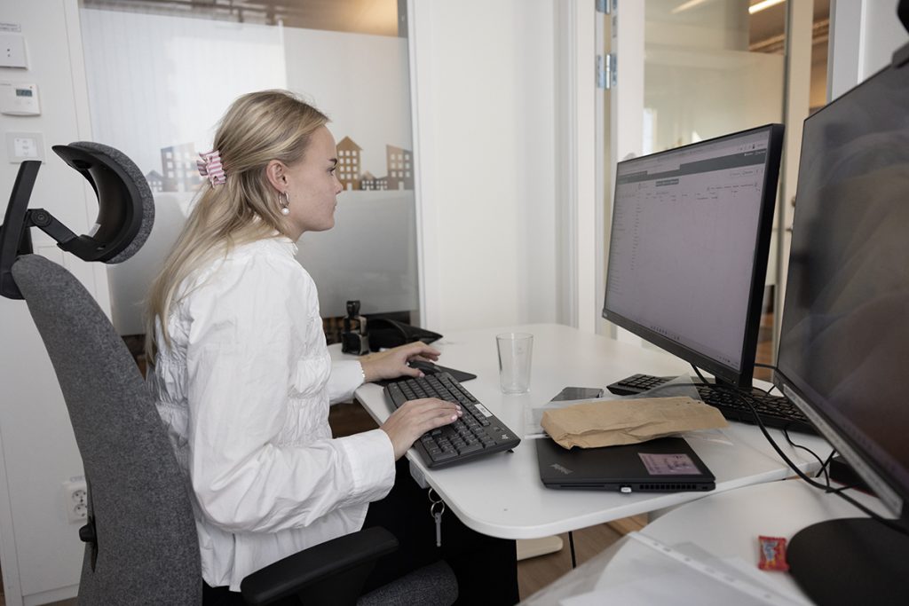 Kundservice meddelar om något inte stämmer till personal som kanske måste åka ut och kontrollera att allt är okej. 
