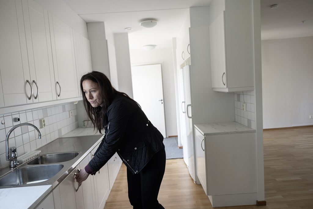 Personal har fått meddelande från Kundservice att en lägenhet måste kontrolleras. 