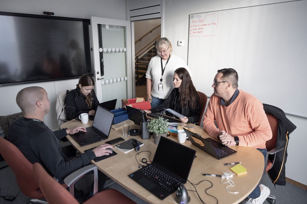 I sambandscentralen vid Kundservice fortsätter arbetet hela dagen, utflyttar och inflyttar. 